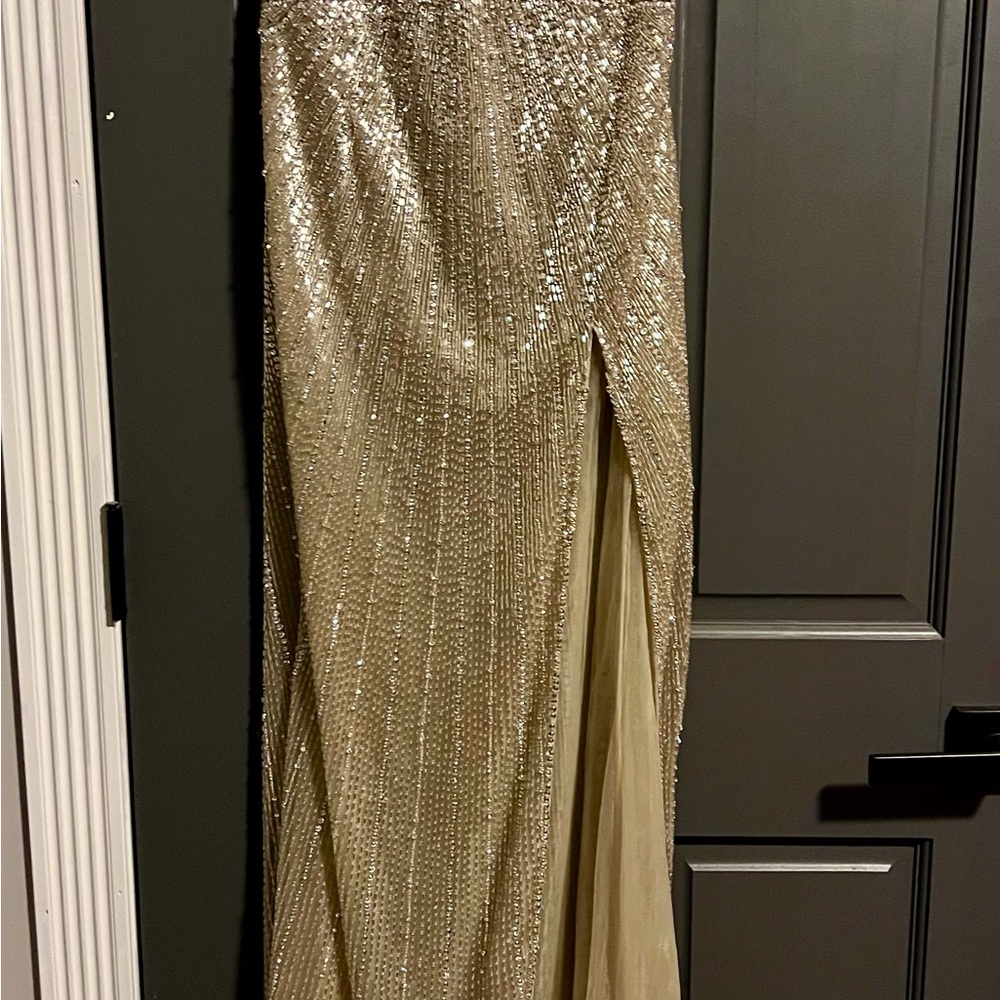 SHERRI HILL Elegant Gold Sequin Formal Dress